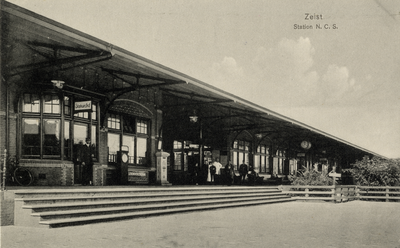 15733 Gezicht op de straatzijde van het station van de Nederlandse Centraal Spoorwegmaatschappij (N.C.S.-station Zeist) ...